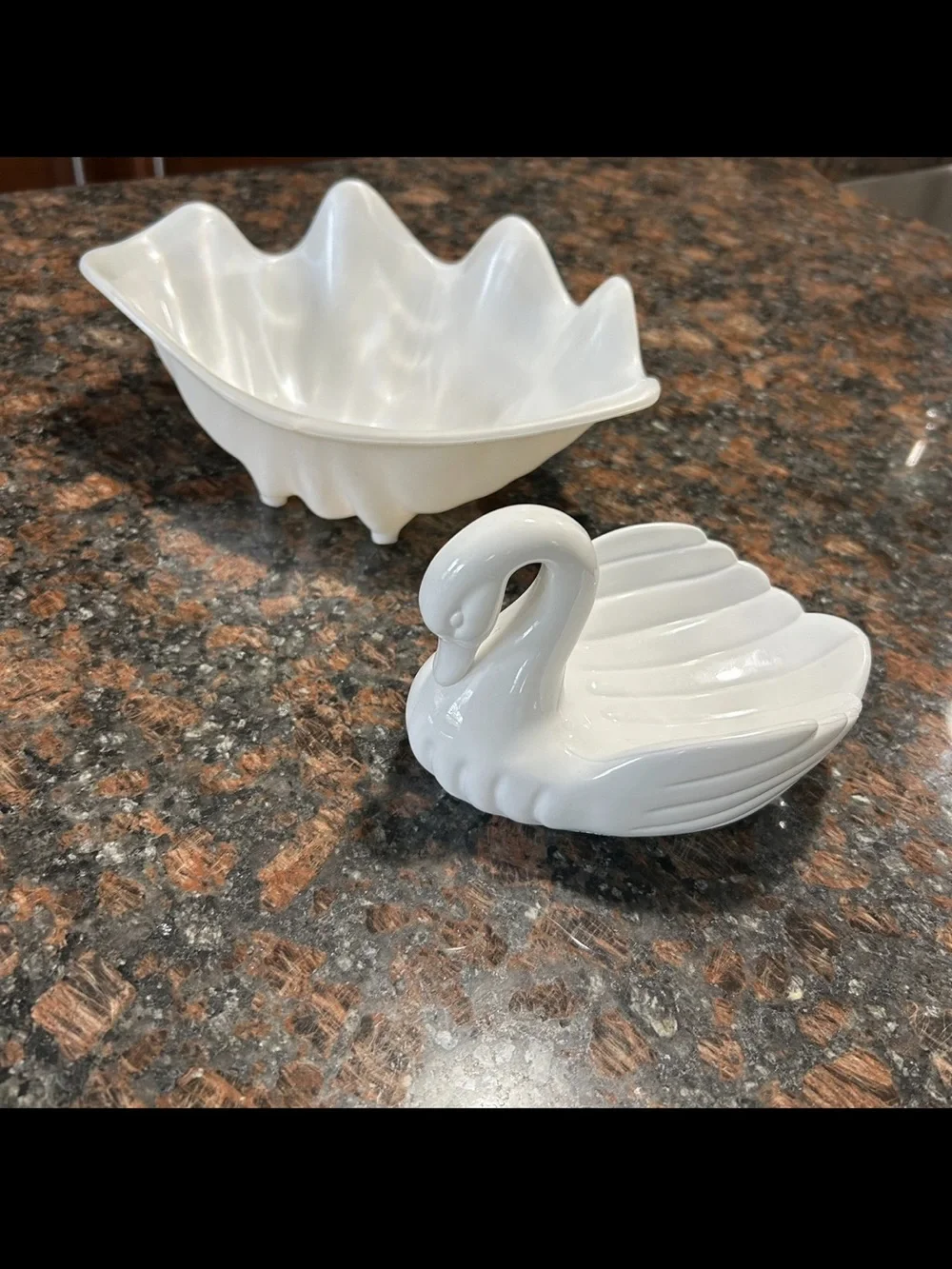 Set of 2 White Plastic Swan Trinket Dish & Shell Bowl Set